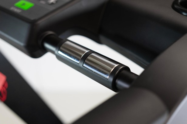 bieznia-treningowa-rs1000-led-ac-g6179-bh-fitness (3).jpg